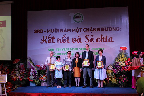 Trung[-][-]tâm[-]Phát[-]triển[-]Nông[-]thôn[-]Bền[-]vững:10[-]năm[-]hỗ[-]trợ[-]cộng[-]đồng[-]nghèo[-]và[-]nông[-]thôn[-]Việt[-]Nam